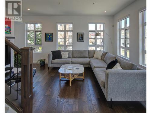 645 Fuller Avenue, Kelowna, BC - Indoor Photo Showing Living Room