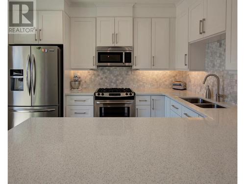 645 Fuller Avenue, Kelowna, BC - Indoor Photo Showing Kitchen With Double Sink With Upgraded Kitchen