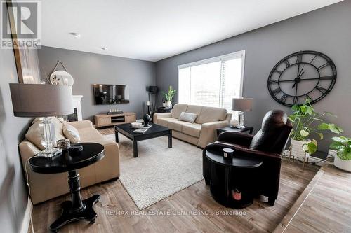 18 Mclachlan Place, Guelph, ON - Indoor Photo Showing Living Room