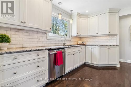 6 Sunrise Crescent, Hamilton, ON - Indoor Photo Showing Kitchen With Upgraded Kitchen