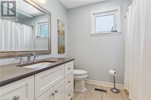 6 Sunrise Crescent, Hamilton, ON - Indoor Photo Showing Bathroom