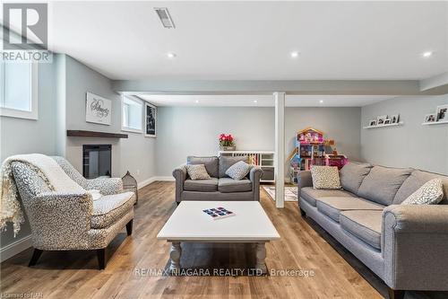 6 Sunrise Crescent, Hamilton, ON - Indoor Photo Showing Living Room