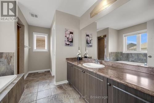 7590 Butternut Boulevard E, Niagara Falls, ON - Indoor Photo Showing Bathroom