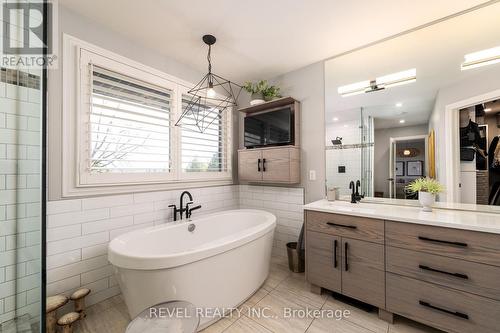 413 Codrington Street, Barrie, ON - Indoor Photo Showing Bathroom