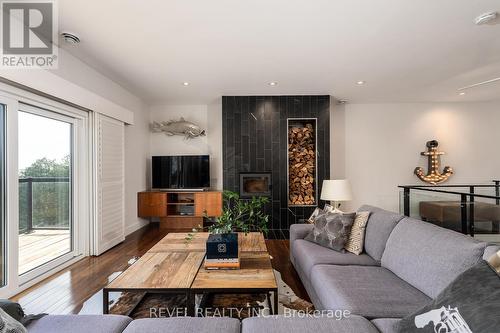 413 Codrington Street, Barrie, ON - Indoor Photo Showing Living Room