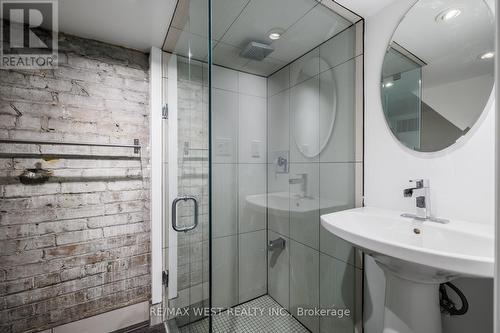 2185 Dundas Street W, Toronto, ON - Indoor Photo Showing Bathroom