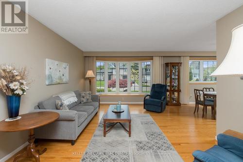 15 Hyland Avenue, Halton Hills, ON - Indoor Photo Showing Living Room