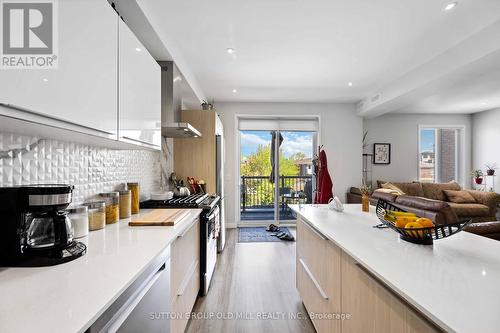 102 Ypres Road, Toronto, ON - Indoor Photo Showing Kitchen With Upgraded Kitchen