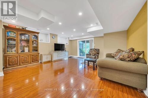 425 Woodbine Avenue, Kitchener, ON - Indoor Photo Showing Living Room