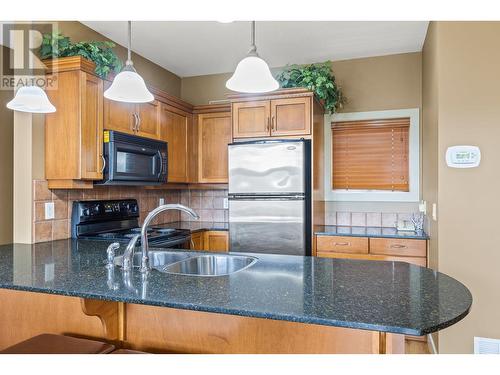1795 Country Club Drive Unit# 127, Kelowna, BC - Indoor Photo Showing Kitchen With Double Sink