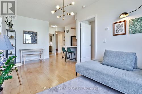 404 - 39 Upper Duke Crescent, Markham, ON - Indoor Photo Showing Living Room
