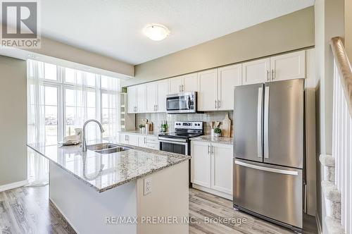 437 - 19 Bellcastle Gate, Whitchurch-Stouffville, ON - Indoor Photo Showing Kitchen With Double Sink With Upgraded Kitchen