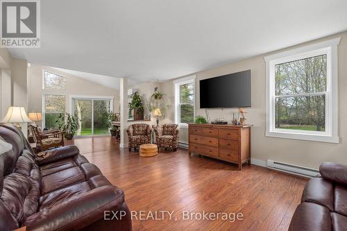 17682 Loyalist Parkway, Prince Edward County, ON - Indoor Photo Showing Living Room