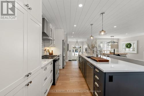 40 Navigators Trail, Kawartha Lakes, ON - Indoor Photo Showing Kitchen With Upgraded Kitchen