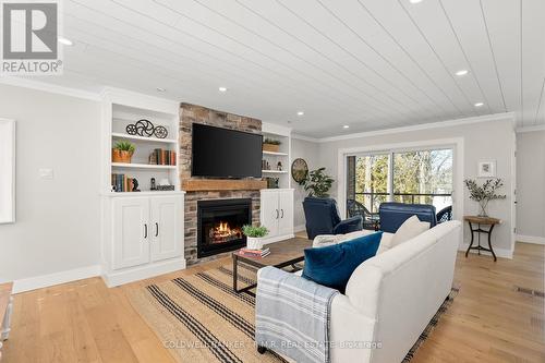 40 Navigators Trail, Kawartha Lakes, ON - Indoor Photo Showing Living Room With Fireplace