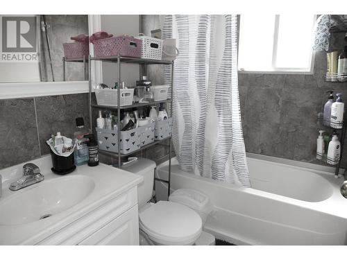 9116 92A Street, Fort St. John, BC - Indoor Photo Showing Bathroom