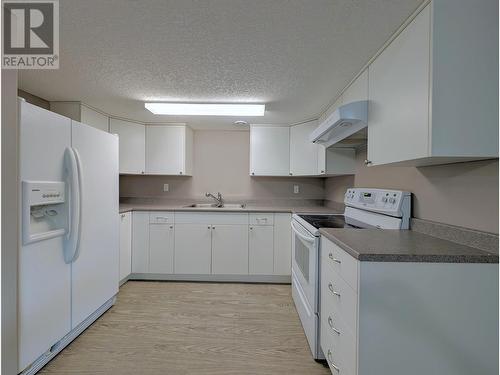 2619 Maurice Drive, Prince George, BC - Indoor Photo Showing Kitchen With Double Sink