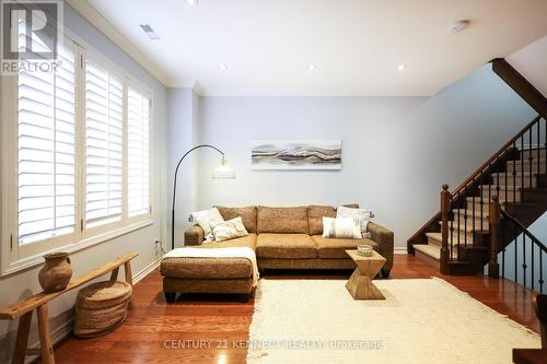 413 - 31 Avondale Avenue, Toronto, ON - Indoor Photo Showing Living Room