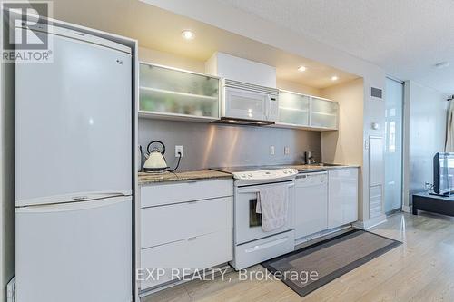 722 - 4K Spadina Avenue, Toronto, ON - Indoor Photo Showing Kitchen