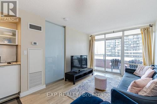 722 - 4K Spadina Avenue, Toronto, ON - Indoor Photo Showing Living Room