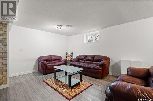 226 Brock Crescent, Saskatoon, SK - Indoor Photo Showing Living Room