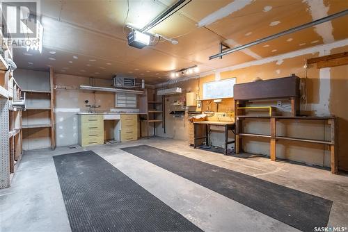 330 Flavelle Crescent, Saskatoon, SK - Indoor Photo Showing Garage