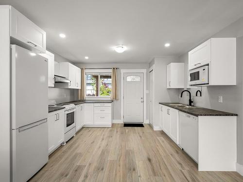 1400 Larsen Rd, Courtenay, BC - Indoor Photo Showing Kitchen With Upgraded Kitchen