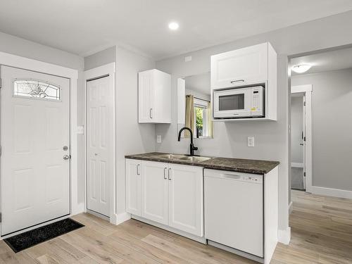 1400 Larsen Rd, Courtenay, BC - Indoor Photo Showing Kitchen