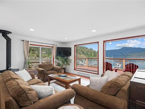 15078 Ripple Rock Rd, Campbell River, BC - Indoor Photo Showing Living Room