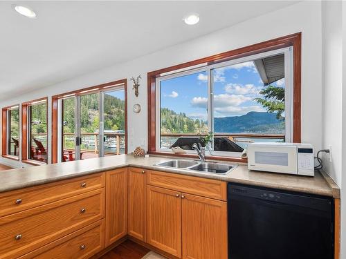 15078 Ripple Rock Rd, Campbell River, BC - Indoor Photo Showing Kitchen With Double Sink