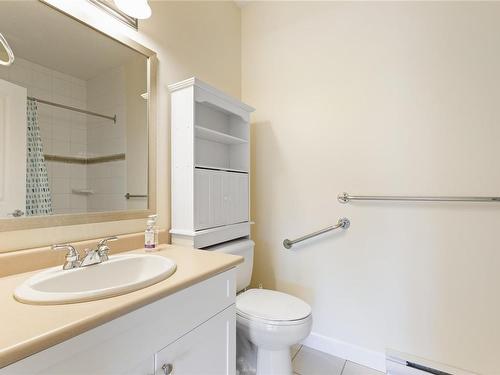 414-650 Berwick Rd North, Qualicum Beach, BC - Indoor Photo Showing Bathroom