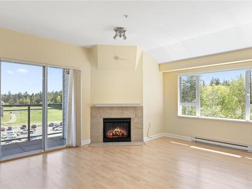 414-650 Berwick Rd North, Qualicum Beach, BC - Indoor Photo Showing Living Room With Fireplace