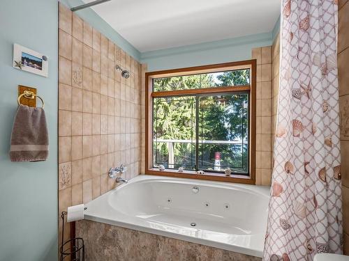 5145 Gainsberg Rd, Bowser, BC - Indoor Photo Showing Bathroom
