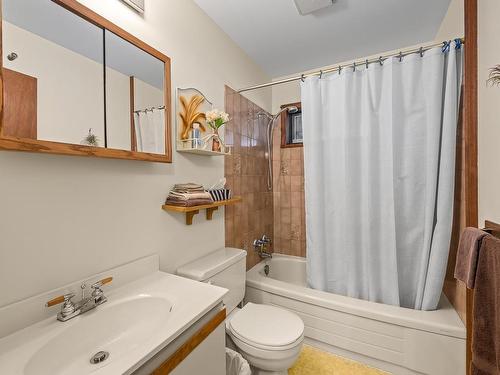 5145 Gainsberg Rd, Bowser, BC - Indoor Photo Showing Bathroom