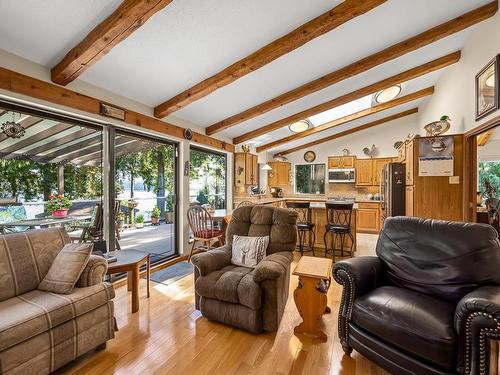 5145 Gainsberg Rd, Bowser, BC - Indoor Photo Showing Living Room