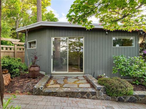 4855 Major Rd, Saanich, BC - Indoor With Fireplace