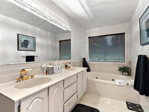 5009 Bonanza Pl, Saanich, BC - Indoor Photo Showing Bathroom