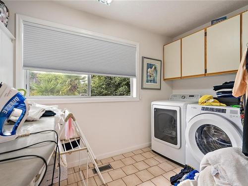 5009 Bonanza Pl, Saanich, BC - Indoor Photo Showing Laundry Room