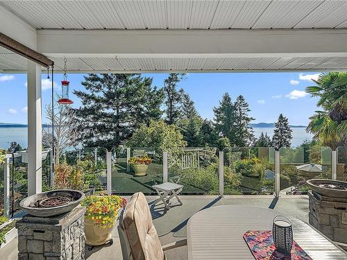 5009 Bonanza Pl, Saanich, BC - Outdoor With Deck Patio Veranda