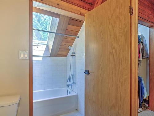 7476 Neva Rd, Lake Cowichan, BC - Indoor Photo Showing Bathroom