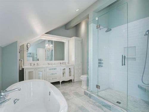 1690 Ash Rd, Saanich, BC - Indoor Photo Showing Bathroom