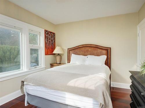 1690 Ash Rd, Saanich, BC - Indoor Photo Showing Bedroom