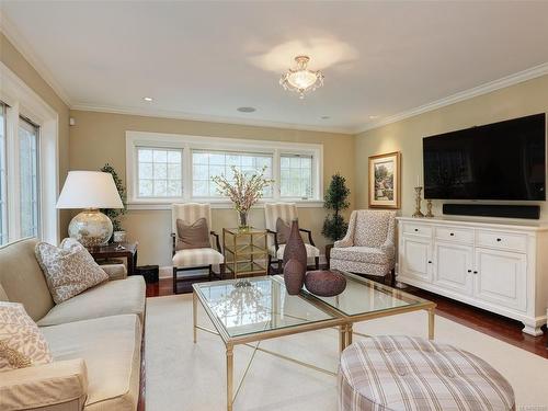 1690 Ash Rd, Saanich, BC - Indoor Photo Showing Living Room