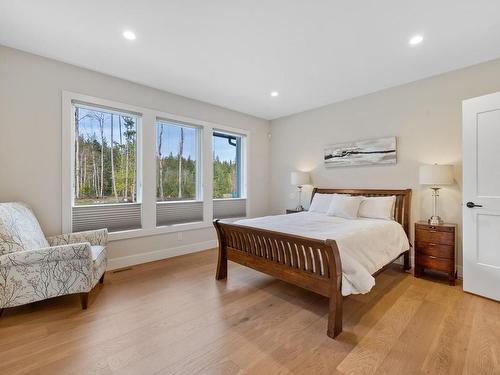 5180 Willis Way, Courtenay, BC - Indoor Photo Showing Bedroom