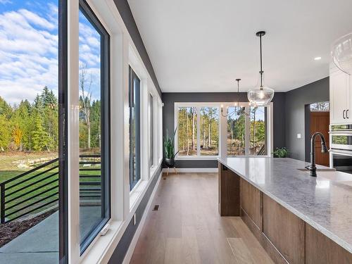 5180 Willis Way, Courtenay, BC - Indoor Photo Showing Kitchen With Upgraded Kitchen