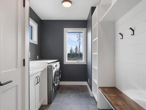 5180 Willis Way, Courtenay, BC - Indoor Photo Showing Laundry Room