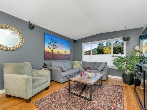 1050 Fitzgerald Rd, Shawnigan Lake, BC - Indoor Photo Showing Living Room