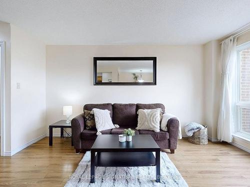 84-215 Mississauga Valley Blvd, Mississauga, ON - Indoor Photo Showing Living Room