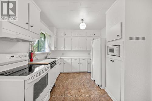 65 Victoria Drive, Bancroft, ON - Indoor Photo Showing Kitchen