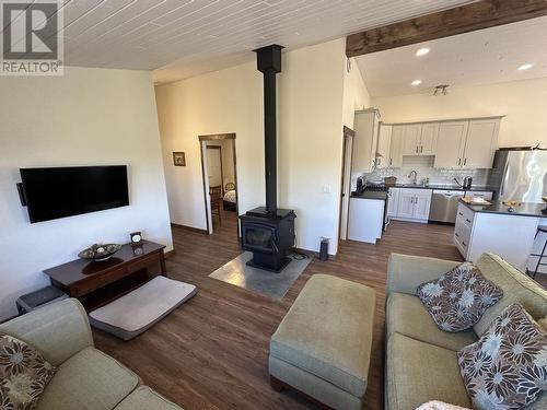 6385 Eagan Lake Road, Bridge Lake, BC - Indoor Photo Showing Living Room